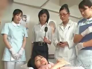 Azijietiškas brunetė numylėtinis pučia plaukuotas varpa į as ligoninė