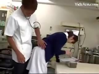 Verpleegster krijgen haar poesje rubbed door therapist en 2 verpleegkundigen bij de surgery