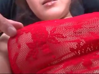 Rui natsukawa in rood lingerie gebruikt door drie adolescents