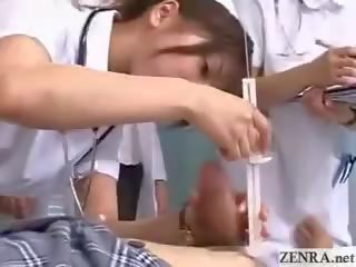 Mqmf japón médico hombre instructs enfermeras en proper paja