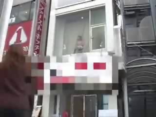 Jepang nona kacau di jendela menunjukkan
