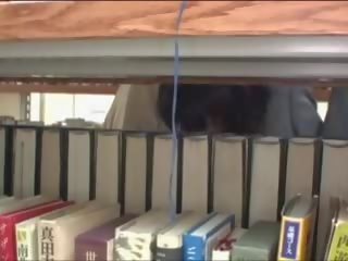 Muda muda perempuan meraba di perpustakaan