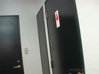 Asiatisch teenager seductress filme twat während pinkeln im ein toilette