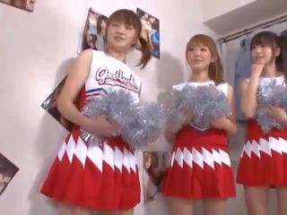 Trzy duży cycki japońskie cheerleaders dzielenie się johnson
