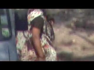Indieši aunties rīcība urīns ārā slēpts kamera izstāde