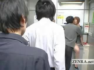 Bizarní japonská zveřejnit kancelář nabídek prsatá ústní dospělý video bankomat