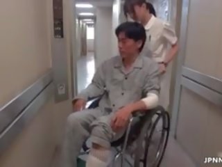 Beguiling asiatico infermiera va pazzo