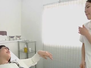 Japoneze lezbike enchanting pështypje masazh klinikë titruar