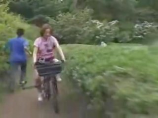 Japans schoolmeisje masturbated terwijl rijden een specially modified seks film bike!